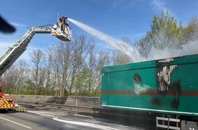 Feuerwehr Dortmund: FW-DO: LKW Brand auf der A 45 / Abfall brennt auf Sattelauflieger