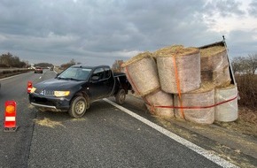 Polizeidirektion Landau: POL-PDLD: Heuballen auf Abwegen nach Verkehrsunfall