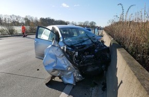 Polizeiinspektion Rotenburg: POL-ROW: ++Unfall mit drei Fahrzeugen und einer schwer verletzten Person auf A1 Richtungsfahrbahn Hamburg++