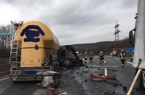 Polizeiinspektion Göttingen: POL-GÖ: (119) Nachtrag zur Meldung 118: Autobahn 7 - Sperrung der Richtungsfahrbahn Hannover dauert weiter an, Verkehr wird in Nörten abgeleitet; Lkw-Fahrer schwer, aber nicht lebensgefährlich verletzt