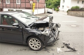 Kreispolizeibehörde Höxter: POL-HX: Haltendes Auto übersehen: 12.000 Euro Schaden