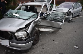 Polizeiinspektion Nienburg / Schaumburg: POL-NI: Stadthagen-Zwei Totalschäden bei Verkehrsunfall in Vornhagen