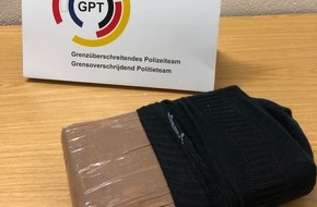 Bundespolizeiinspektion Bad Bentheim: BPOL-BadBentheim: Kokain im Wert von circa 93.000,- Euro beschlagnahmt / Grenzüberschreitendes Polizeiteam nimmt Drogenkurier fest
