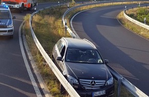 Feuerwehr Düsseldorf: FW-D: PKW verkeilt sich zwischen Leitplanken