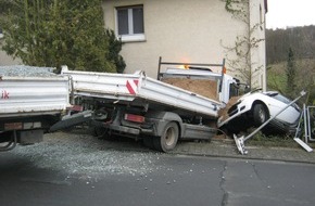 Polizeipräsidium Südhessen: POL-DA: Modautal-Asbach: LKW durchbricht Hauswand / Hoher Schaden nach Unfall