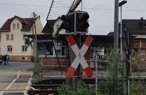 Bundespolizeiinspektion Kassel: BPOL-KS: Kleintransporter reißt Schrankenbaum am Bahnübergang ab