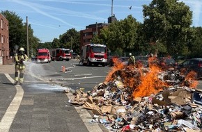 Feuerwehr Moers: FW Moers: Brennendes M&uuml;llfahrzeug in Moers-Mitte / Besatzung reagiert vorbildlich