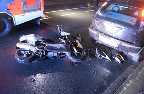 Kreispolizeibehörde Herford: POL-HF: Zusammenstoß mit geparkten Pkw- Rollerfahrer leicht verletzt