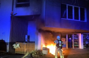 Feuerwehr Bergisch Gladbach: FW-GL: Mülltonnenbrand in der Stadtmitte von Bergisch Gladbach drohte auf Wohn- und Geschäftshaus überzugreifen