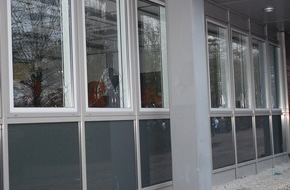 Polizeiinspektion Nienburg / Schaumburg: POL-STH: Unbekannter schlägt Scheiben ein