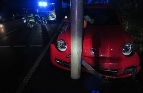 Polizei Mettmann: POL-ME: Von der Fahrbahn abgekommen: 77-Jährige kollidiert mit Ampelmast - Ratingen - 2412013