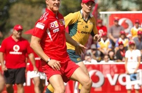 Vodafone GmbH: Vodafone Ferrari Rugby Challenge: Die Ferrari-Piloten Michael Schumacher und Felipe Massa stellten sich in Australien einer sportlichen Herausforderung der besonderen Art