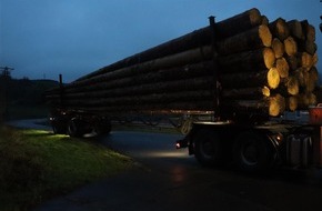 Polizeipräsidium Trier: POL-PPTR: Autotransporter und Langholztransport viel zu schwer durch die Eifel unterwegs