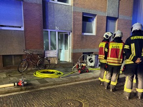 FW-AUR: Menschenrettung bei nächtlichem Kellerbrand in Mehrfamilienhaus