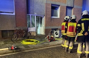 Freiwillige Feuerwehr Aurich: FW-AUR: Menschenrettung bei nächtlichem Kellerbrand in Mehrfamilienhaus