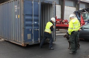 Zollfahndungsamt Frankfurt am Main: ZOLL-F: Zoll und Polizei kontrollieren Container-Schiff im Hafen Industriepark Höchst