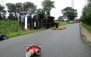 Polizeiinspektion Wilhelmshaven/Friesland: POL-WHV: Verkehrsunfall in Zetel - Lkw geriet auf Berme und blieb seitlich an einem Feld liegen - Straßensperrung wird voraussichtlich bis in die Abendstunden andauern (mit Bild)