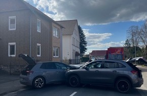 Polizeiinspektion Hildesheim: POL-HI: Verkehrsunfall fordert drei schwerverletzte Personen und hohen Sachschaden