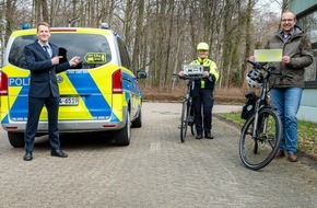 Polizei Lippe: POL-LIP: Kreis Lippe. Radverkehrsförderung des Kreises Lippe und Polizei weisen auf Mindestabstand beim Überholen von Radfahrenden hin - Aufkleber an Streifenwagen angebracht.