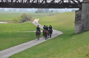 Polizeiinspektion Lüneburg/Lüchow-Dannenberg/Uelzen: POL-LG: ++ seit einem Jahrzehnt "hoch zu Ross und bürgernah" in den Sommermonaten präsent -> Polizeireiter im Biosphärenreservat "Niedersächsische Elbtalaue" ++