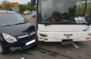 Polizeidirektion Neustadt/Weinstraße: POL-PDNW: Verkehrsunfall- Vorfahrt missachtet und mit Schulbus kollidiert