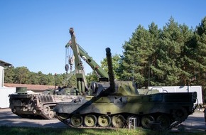 Presse- und Informationszentrum der Streitkräftebasis: Drehscheibe Nord rotiert: / Die Streitkräftebasis leistet seit einem Jahr die logistische Unterstützung für die Ausbildung ukrainischer Soldaten in Deutschland