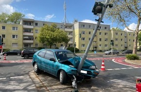 Feuerwehr M&uuml;lheim an der Ruhr: FW-MH: Pkw prallt gegen Laterne - zwei Personen verletzt