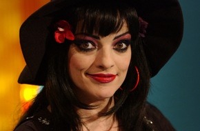 Kabel Eins: Nina Hagen und "Best of Formel Eins"-Moderator Kai Böcking bei: "Was bin ich?" bei Kabel 1 / Die 12. Staffel mit prominenten Gast-Ratefüchsen und neuem "Schweinderl"-Futter ...