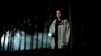 ARD Das Erste: ARD Debüt: "Schweigend steht der Wald" (BR/HR/SR/ARTE) - ein Mystery-Thriller aus der Oberpfalz / ab 1. Dezember 2024 in der ARD Mediathek und um 23:35 Uhr im Ersten