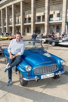 TV-Star und SKODA Testimonial Joachim Llambi genießt Oldtimer-Rallye im FELICIA Cabrio von 1960 (FOTO)