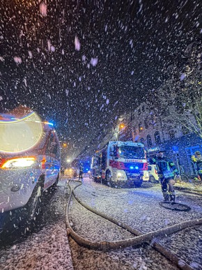 FW-NE: Feuer in einem Wohnhaus auf der Further Straße | Eine verletzte Einsatzkraft und erheblicher Sachschaden