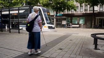 ADAC Hessen-Th&uuml;ringen e.V.: KORREKTUR: Erfurt: Barrierefreier &Ouml;PNV muss weiter ausgebaut werden / ADAC Test zeigt H&uuml;rden bei Auffindbarkeit und Einstieg