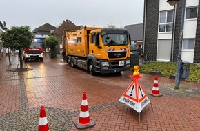 Feuerwehr Schermbeck: FW-Schermbeck: Geplatzter Hydraulikschlauch an einem Müllwagen