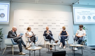 UseTheNews gGmbH: FAZIT-STIFTUNG und #UseTheNews machen sich gemeinsam mit der Medienanstalt Hessen f&uuml;r Elternmedienbildung stark / Erfolgreicher Projektauftakt in Frankfurt am Main mit Bildungsminister Armin Schwarz