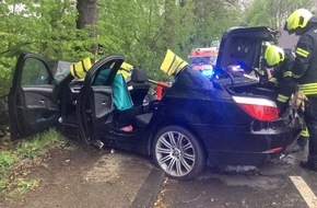 Feuerwehr Gelsenkirchen: FW-GE: Bei einem schweren Verkehrsunfall in der Resser Mark wurden 2 Personen verletzt