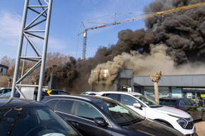 FW Porta Westfalica: 10.03.2026 - Gro&szlig;brand einer KFZ-Werkstatt in Porta Westfalica Barkhausen
