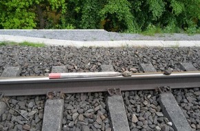 Bundespolizeiinspektion Bad Bentheim: BPOL-BadBentheim: Steine und Holzpfähle auf Bahngleise gelegt / Intercity muss Schnellbremsung einleiten