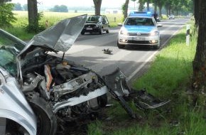 Polizeiinspektion Hameln-Pyrmont/Holzminden: POL-HOL: Landesstraße 584 -  Bevern - Allersheim: Gegen Baum geprallt - leicht verletzt - PKW Totalschaden -