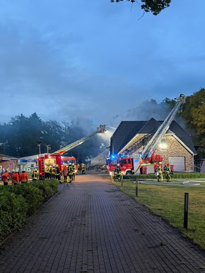 FW-ROW: Großbrand in Mehedorf: Werkstatt durch Feuer vollständig zerstört - Einsatz von über 280 Kräften - Keine Verletzten