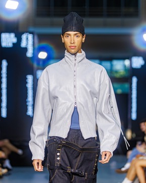 Jon Liesenfeld begeistert mit nachhaltigem Generationenkonzept: European Fashion Award und „Best Global Concept“-Auszeichnung für AMD-Absolventen