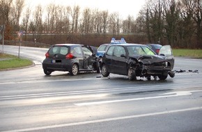 Polizeiinspektion Nienburg / Schaumburg: POL-STH: Verkehrsunfall mit zwei Leichtverletzten Zeugen gesucht