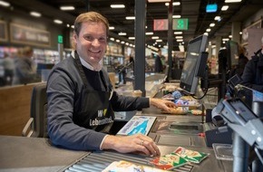 Edeka Südwest: Presse-Information: Dr. Yannick Bury kassiert für guten Zweck