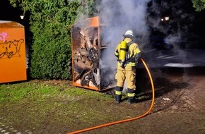 Feuerwehr Xanten: FW Xanten: Brand eines Altkleidercontainers
