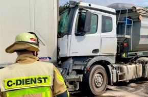 Feuerwehr Gladbeck: FW-GLA: Verkehrsunfall mit zwei LKW auf der BAB2