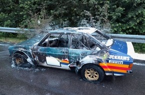 Feuerwehr Moers: FW Moers: Historisches Rallye-Fahrzeug geriet in Brand