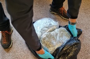 Hauptzollamt Ulm: HZA-UL: Drogenspürhündin Maila findet Marihuana im Fernbus/Zwischenbilanz einer Zoll-Spürhunde-Karriere