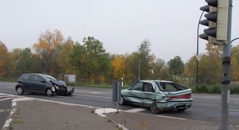 Polizeidirektion Neustadt/Weinstraße: POL-PDNW: Verkehrsunfall  / Leicht verletzt und zweimal Totalschaden