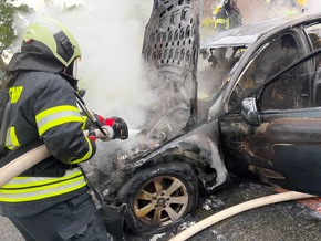 FW-AUR: Auto durch Feuer zerst&ouml;rt