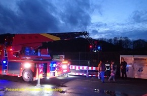 Feuerwehr Plettenberg: FW-PL: Rettung per Drehleiter, Unterstützung bei Großfeuer in Lüdenscheid, Gefahrstoffbehälter in Bachlauf, automatische Feuermeldung