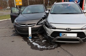 Kreispolizeibehörde Oberbergischer Kreis: POL-GM: 070221-0088: Unfall im Kreisverkehr - Zwei Verletzte